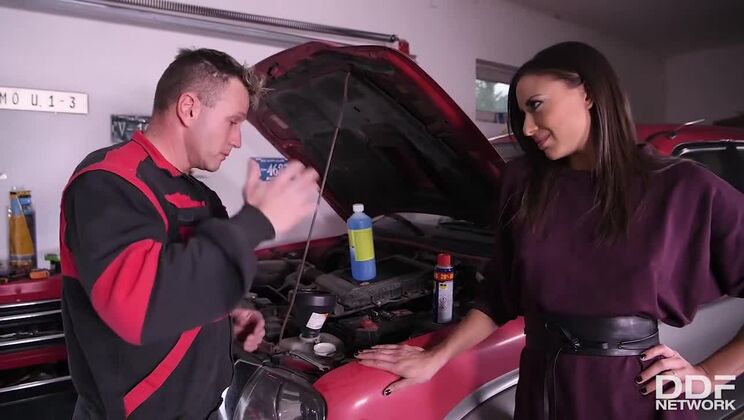 Brunette Babe Cassie Del Isla Deepthroat