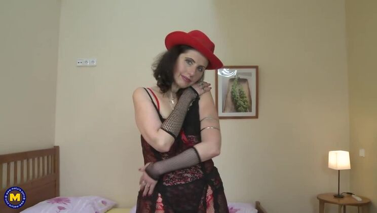 Darlena's mature solo in sexy lingerie