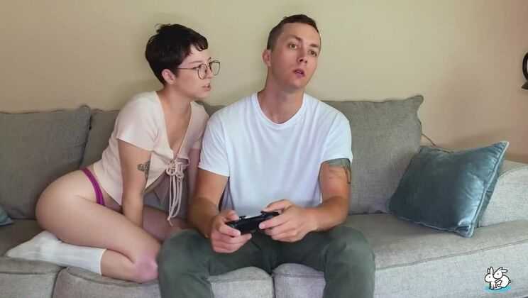 Tattooed Amateur Teen in Blonde Sex Scene