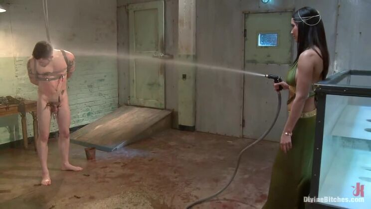 Isis Love's Pussy Licking and Fingering: A Slave's Task