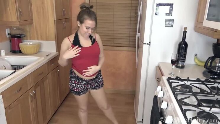 Brooke Bliss: Beautiful Blonde Masturbates