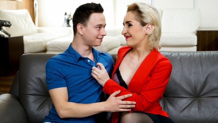 [LustyGrandmas] - Hairy Mature Nikki Nuttz Enjoys a Blowjob - Nikki Nuttz - Di Devi