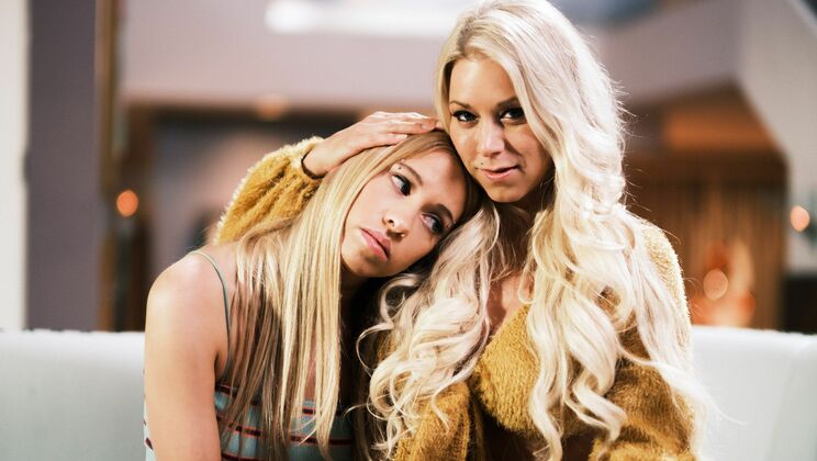 [Mommy'sGirl] - Stepmom and Stepdaughter's Secret Encounter - Katie Morgan - Khloe Kapri