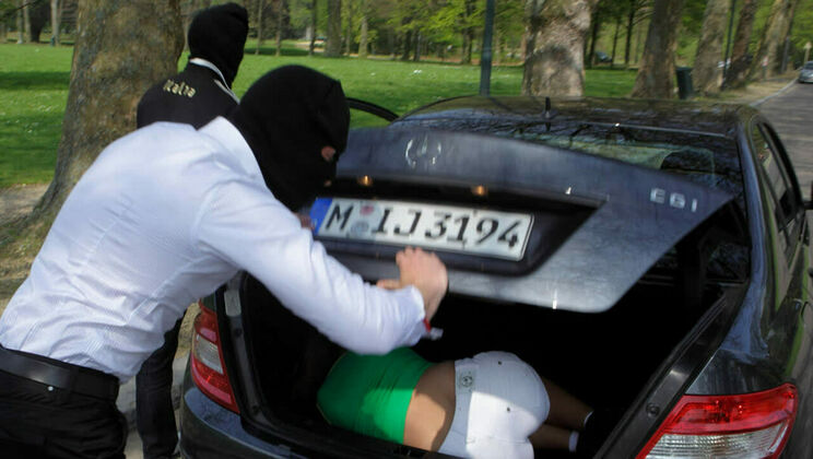 [ElegantRaw] - Cumshot Facial for the Hostage - Debbie White