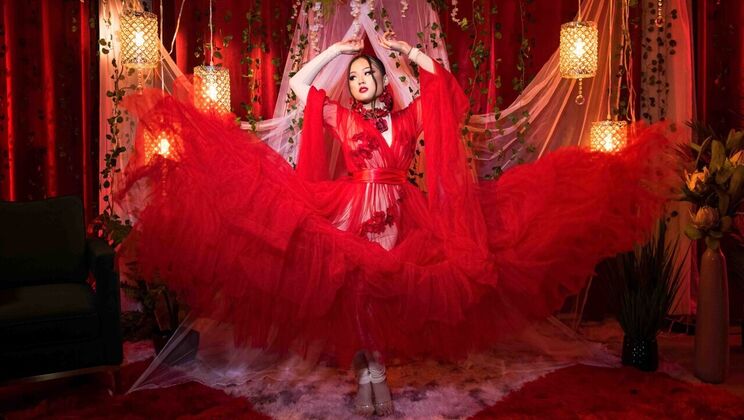 Lulu's Facial Frenzy with Zac Wild