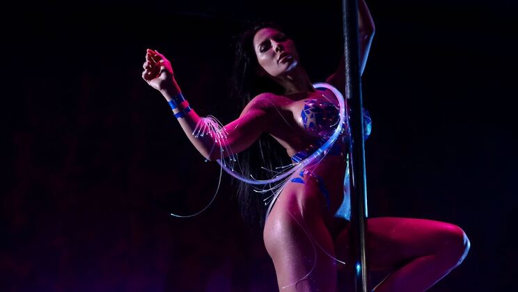 Madison Ivy's Bubble Butt in Doggystyle Action