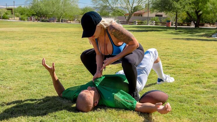 [Brazzers] - Nina Elle's Bubble Butt Seduction