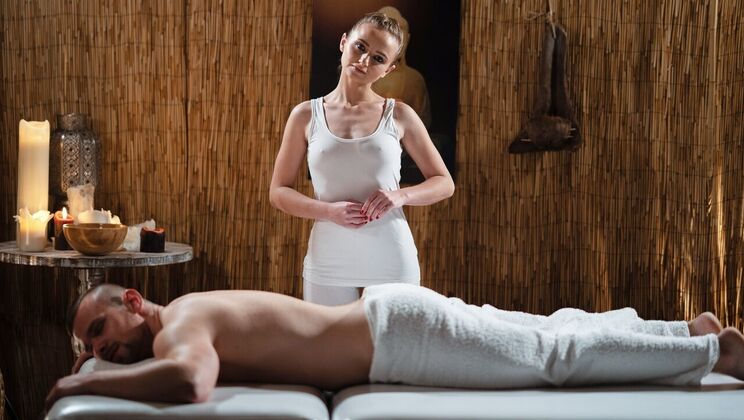 [MassageRooms] - Tattooed Masseuse Seduces with Oil Massage