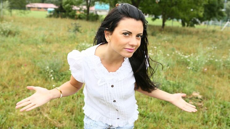 Babe's Pussy Fucked in a Car Outside