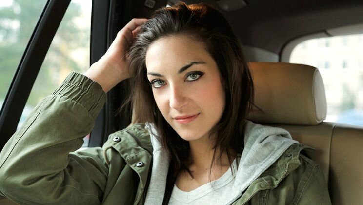 Taxi Driver Gives Passenger a Facial