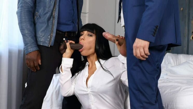 Valentina Ricci Gets Fucked in MMF Threesome