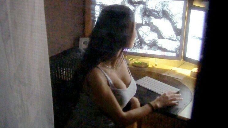 Curvy Hottie Rides Reverse Cowgirl