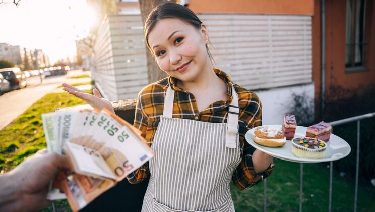 [PublicAgent] - Creampie and Handjob Fun with Luna