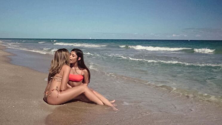 [WeLiveTogether] - Xxlayna & Vivianne's Naughty Beach