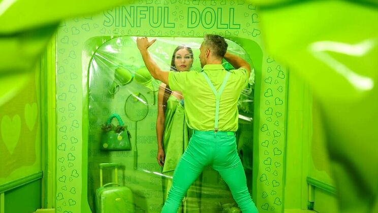 Green and Hardcore: Angelica Heart's Blowjob