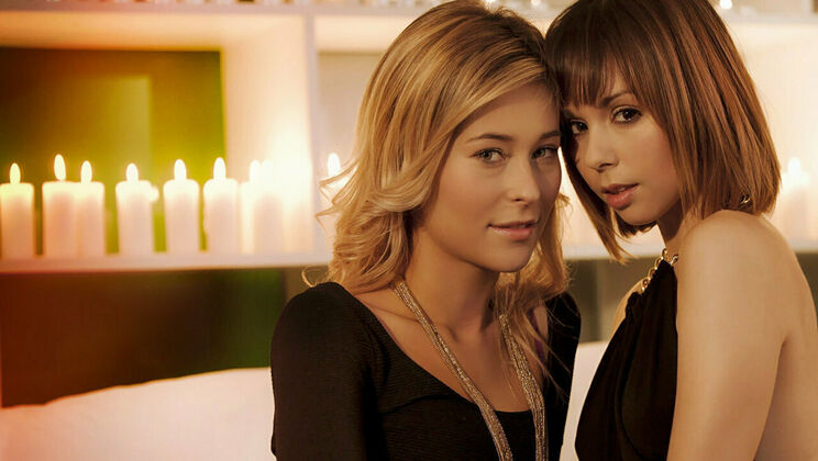 French Kiss - Lesbian Lovers Unite