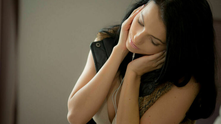 [SexArt] - Close Up Masturbation by Flexible Brunette - Sapphira A