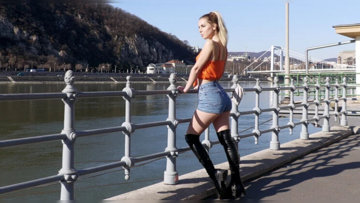 Shaved and Gorgeous, Dee Vine Performs in a Hotel Setting