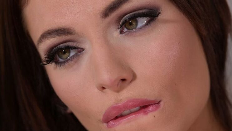 Clara Mia in shorts gets her ass licked and fucks missionary